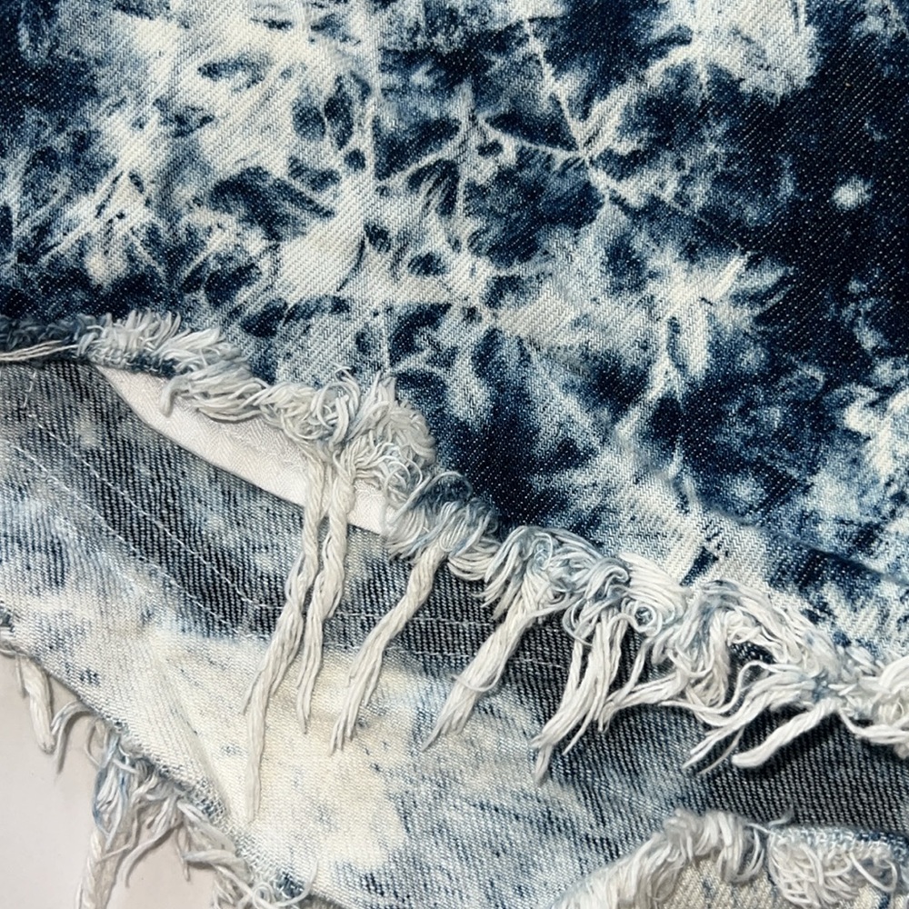 Carmar Denim Tie-Dye Shorts Fringed Hem 1” inseam Size 26 - Picture 4 of 4